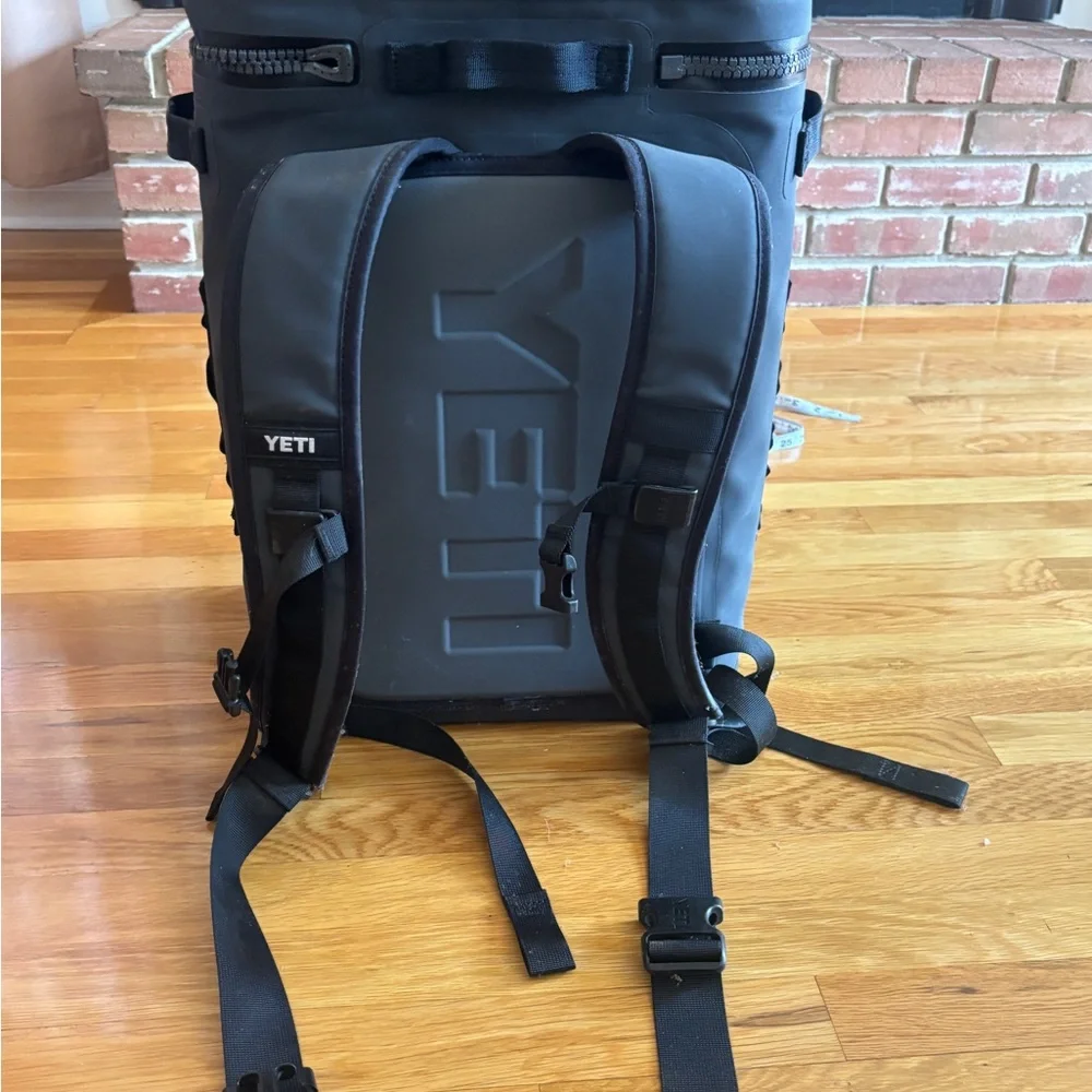 YETI Hopper M20 Backpack Cooler - Dark Gray - Picture 3 of 8